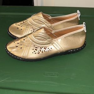 BN women’s slip on gold shoe- size 8